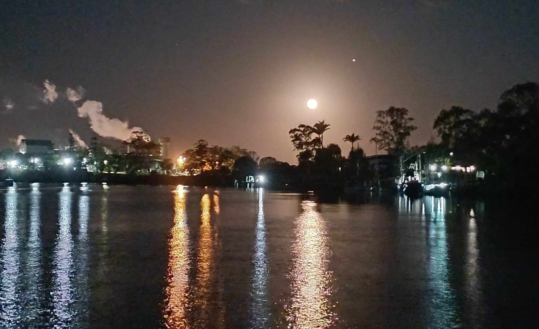 Lune sur la rivière de Bundaberg